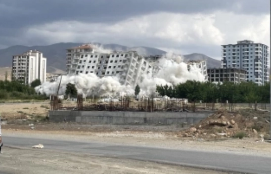 Hasarlı evlerinin patlatıcıyla yıkılmasını gözyaşları içinde izlediler