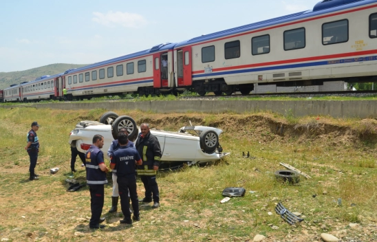 Hemzemin geçitte trenin çarptığı otomobilin sürücüsü yaralandı