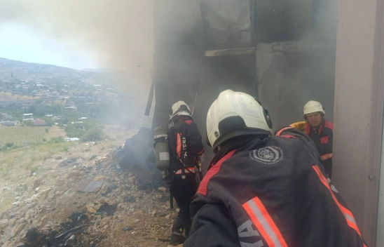 İnşaat işçilerinin kaldığı şantiyede korkutan yangın