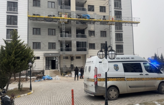 İnşaat iskelesinden düşen 3 işçi ağır yaralandı