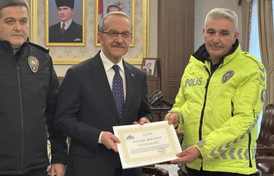 Islanan Ayakları Görüp Dayanamadı: Duyarlı Polis Örnek Davranışıyla Gönülleri Fethetti