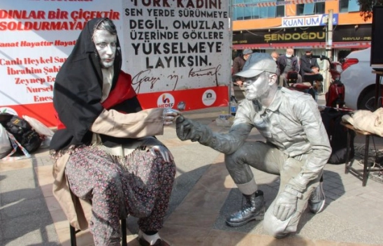 Kadınlar Gününe özel canlı heykel gösterisi