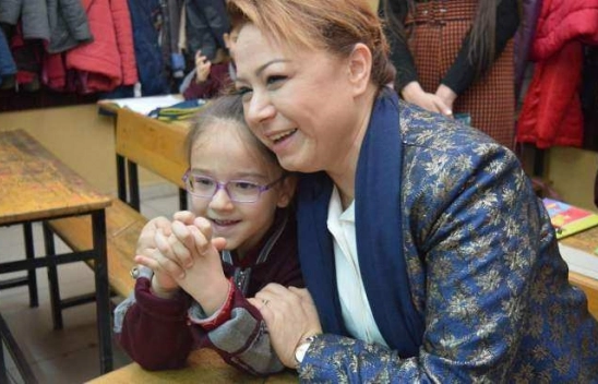 Karabulut, 'okuma sevincini' kendisi ile paylaşan minik öğrenciyi okulunda ziyaret etti