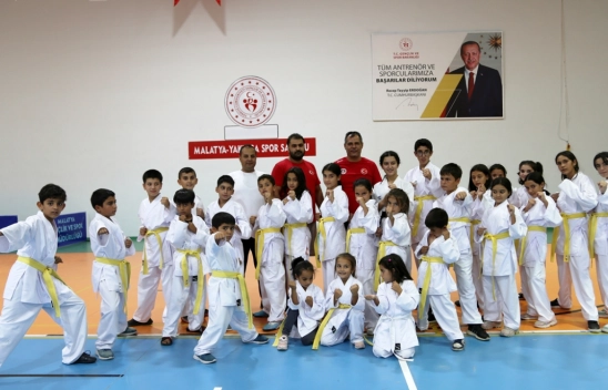 Konteyner kentte kalan çocuklara karate kıyafeti desteği