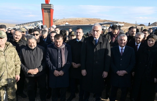 Malatya Bakan Ersoy Depremde Hayatını Kaybedenlerın Mezarlarını Zıyaret Etti