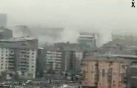 Malatya'da 5.6'lık depremde yıkılan binaların toz bulutu kamerada