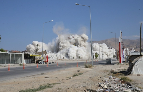 Malatya'da ağır hasarlı bina patlayıcıyla yıkıldı