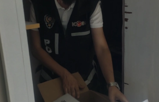 Malatya'da ağır hasarlı binada 76 bin 400 doldurulmuş makaron ele geçirildi