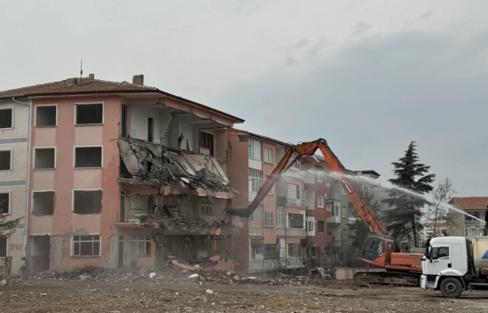 Malatya'da ağır hasarlı binaların yıkımı devam ediyor