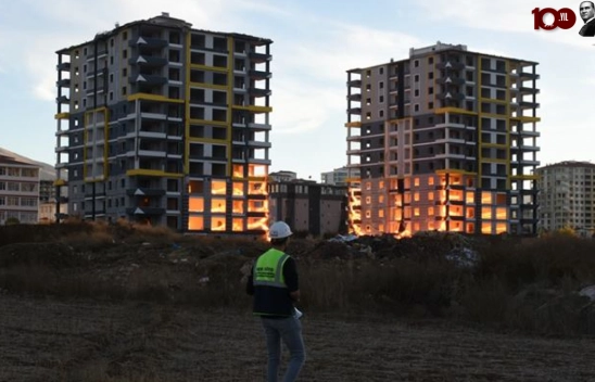 Malatya'da ağır hasarlı iki bina patlayıcı kullanılarak yıkıldı