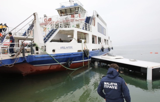 Malatya'da belediye otobüsü baraj gölüne uçtu: 3 yaralı