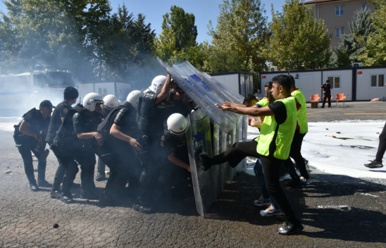 Malatya'da çevik kuvvet polisi gerçeği aratmayan tatbikat yaptı