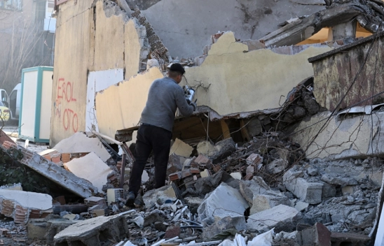 Malatya'da depremlerde ağır hasar alan 6 iş yeri çöktü