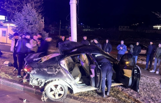 Malatya'da direğe çarpan otomobilin sürücüsü yaralandı