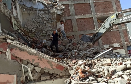 Malatya'da enkazda sıkışan kedi yavrusunu itfaiye kurtardı