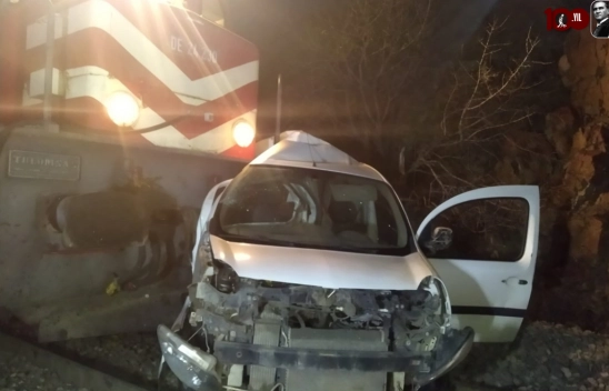 Malatya'da hemzemin geçitte trenin çarptığı aracın sürücüsü yaralandı