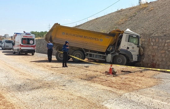Malatya'da Kamyon İstinat Duvarına Çarptı: Sürücü Hayatını Kaybetti