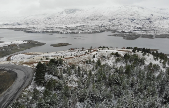 Malatya'da karla kaplanan Sürgü Barajı dronla görüntülendi