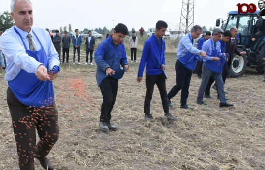 Malatya'da meslek lisesi öğrencileri 200 dekarlık alana buğday ekti