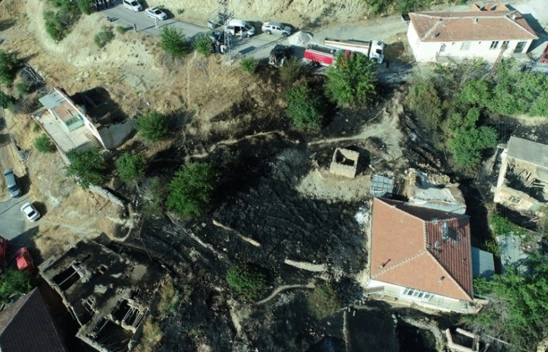 Malatya'da otluk alanda çıkan yangın evlere sıçradı