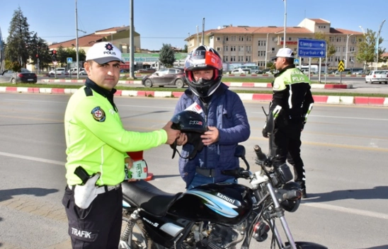 Malatya'da polisten motosiklet sürücülerine kask hediyesi
