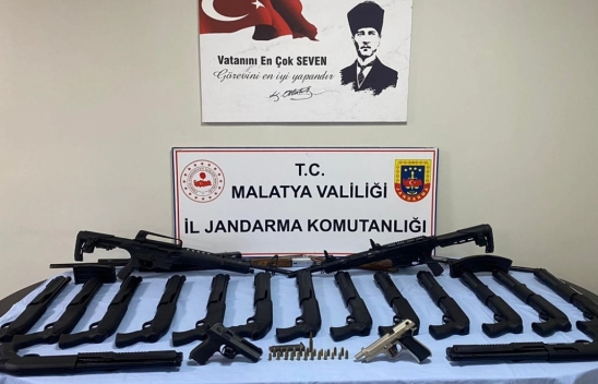 Malatya'da ruhsatsız 22 silah ele geçirildi