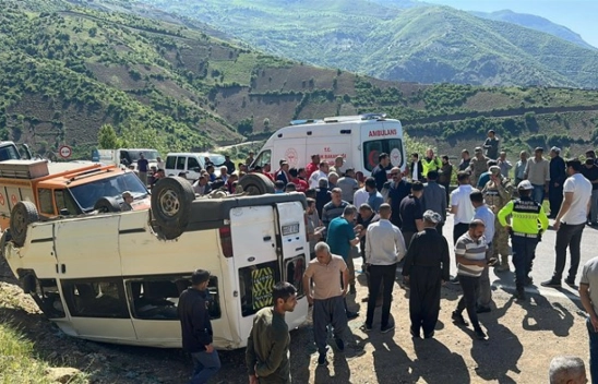 Öğrenci servisinin devrilmesi sonucu 14 kişi yaralandı