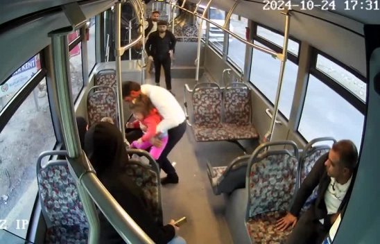 Otobüs şoförü 2 yaşındaki çocuğu Heimlich manevrasıyla kurtardı