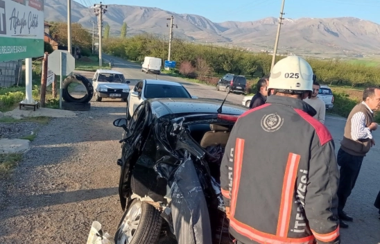 Otomobille çarpışarak devrilen otobüsteki 15 kişi yaralandı