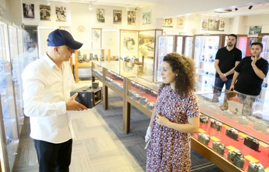 Panoramik çekim yapan 119 yıllık fotoğraf makinesi görenleri şaşırtıyor