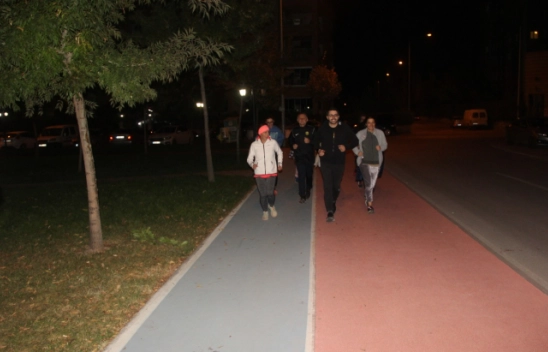 Parkta her yaştan mahalle sakini spor yapıyor