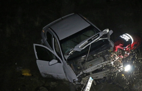 Şarampole devrilen otomobildeki 4 kişi yaralandı