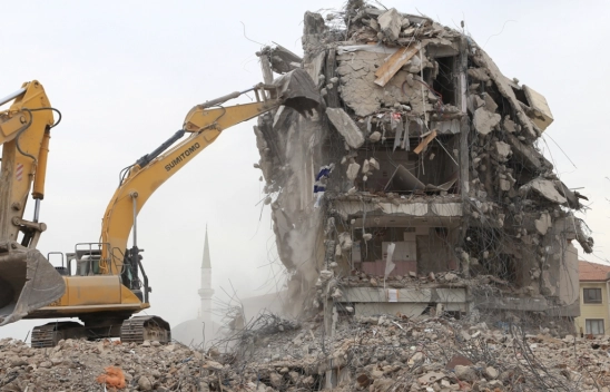 Şehir merkezinde ağır hasarlı yapıların yıkımında sona gelindi