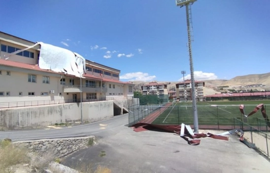 Şiddetli Rüzgar Spor Tesisini Vurdu