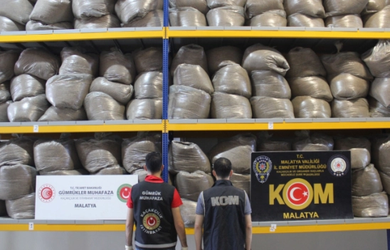 Tırda tonlarca kaçak tütün ele geçirildi