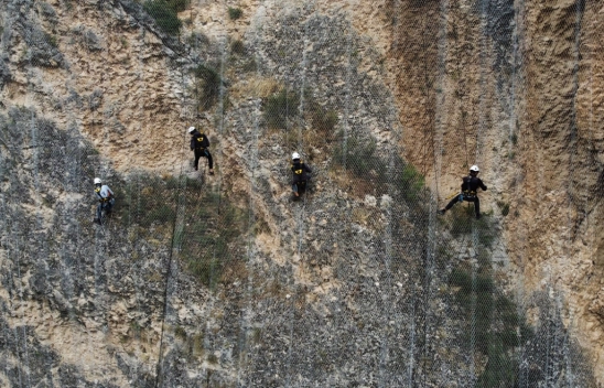Tohma Kanyonu'nun yamaçlarına çelik ağ örülüyor