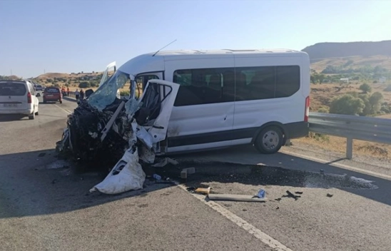 Tunceli'de iki minibüsün çarpıştığı kazada 3 kişi yaralandı