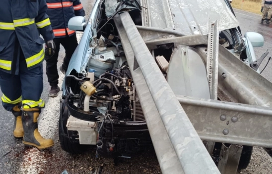 Van'da bariyere saplanan otomobilin sürücüsü yaralandı
