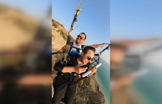 Yamaç paraşütü atlayışında evlilik teklifi