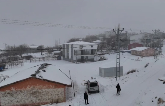 Yazın 2 bin nüfuslu köyde kışın yalnızca muhtar ve ailesi yaşıyor