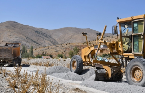 Yeşilyurt'ta Kırsal Kalkınma İçin Yol Yatırımları Hızlandı