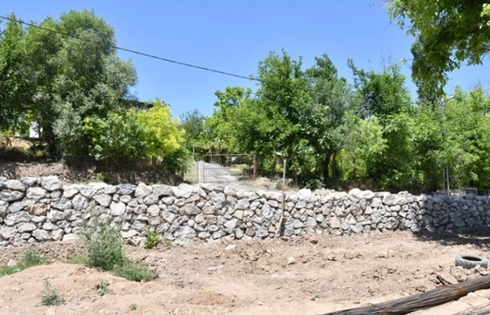 Yol Güvenliği İçin Taş Duvar Çalışması Yapıyor