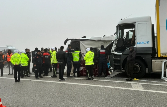 Yolcu otobüsünün devrilmesi sonucu 4 kişi öldü, 36 kişi yaralandı