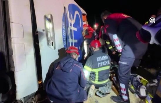 Yolcu otobüsünün devrilmesi sonucu 2 kişi öldü, 34 kişi yaralandı