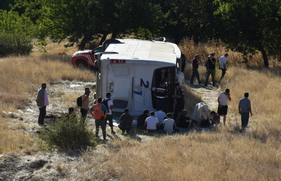 Yolcu otobüsünün devrilmesi sonucu 14 kişi yaralandı