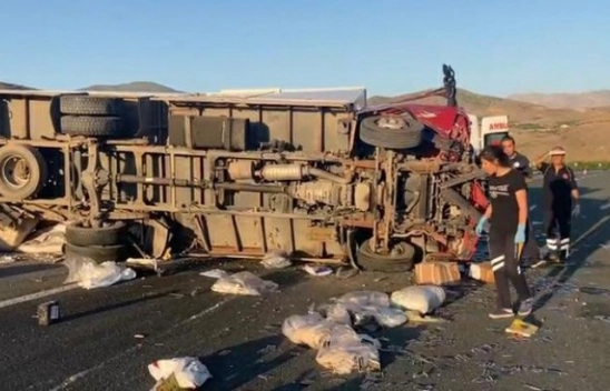 Yolcu otobüsüyle kargo kamyonu çarpıştı: 17 yaralı