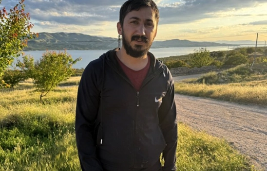 Yüksek gerilim hattına yuva yapan leylek 'Narin' Karakaya Baraj Gölü'nün simgesi oldu