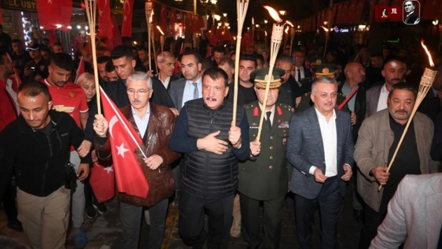 Binlerce Malatyalı Kortej Yürüyüşüne Ve Fener Alayına Katıldı