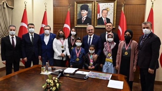 '11. Sağlıklı Nesil Sağlıklı Gelecek' yarışmasında dereceye giren öğrencilere ödül