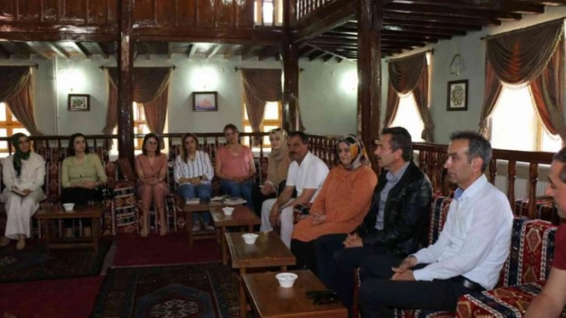 'Anne Beynim Aç' adlı kitabı tahlil ettiler